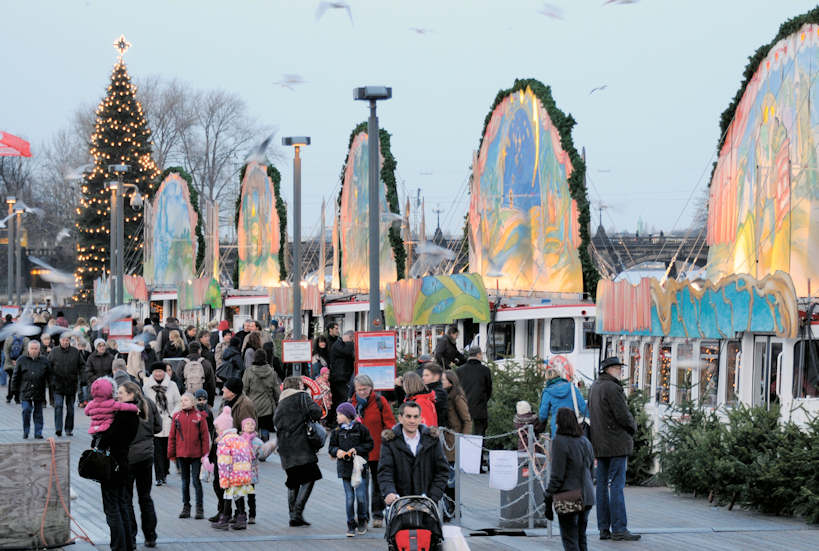 2223_1241 Märchenschiffe am Alsteranleger - Alsterschiffe zu Weihnachten an der Binnenalster. | Adventszeit - Weihnachtsmarkt in Hamburg - VOL.1